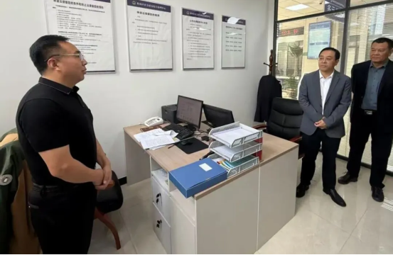 市司法局党组书记、局长赵建业到松山区综治中心调研司法...
