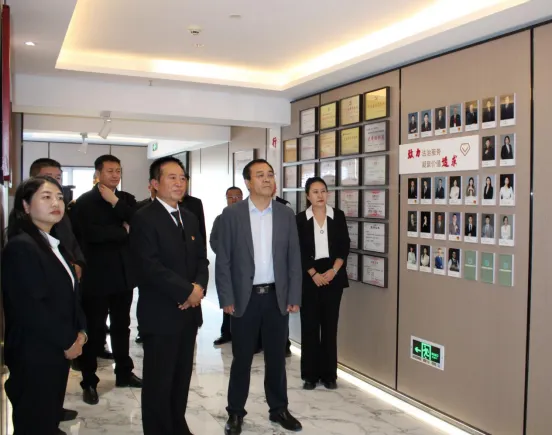 赤峰市司法局党组书记、局长赵建业调研律师行业党建工作